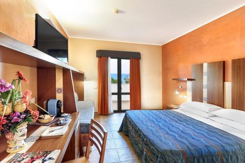 Imagen de la habitación del Hotel Serenusa Resort. Foto 10