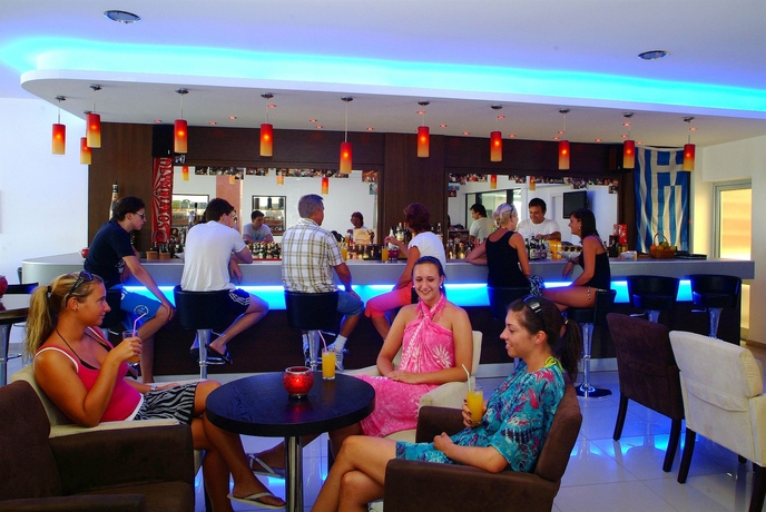 Imagen del bar/restaurante del Hotel Sergios. Foto 10