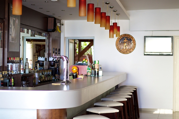 Imagen del bar/restaurante del Hotel Sergios. Foto 11