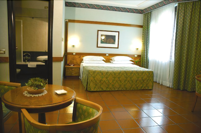 Imagen de la habitación del Hotel Serino. Foto 8