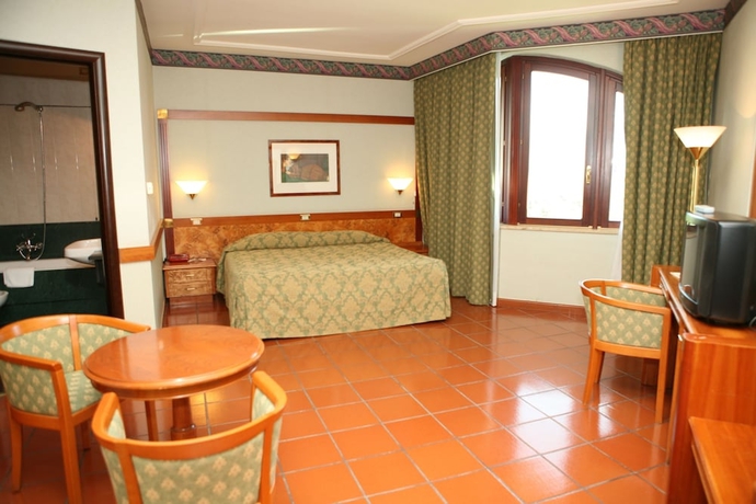 Imagen de la habitación del Hotel Serino. Foto 9