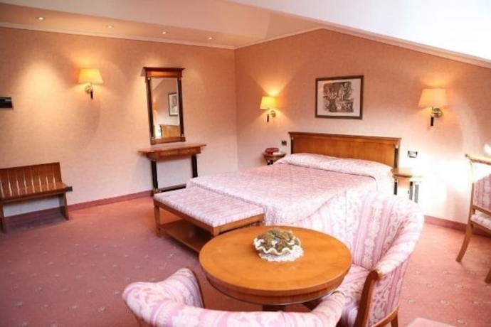 Imagen de la habitación del Hotel Serino. Foto 10