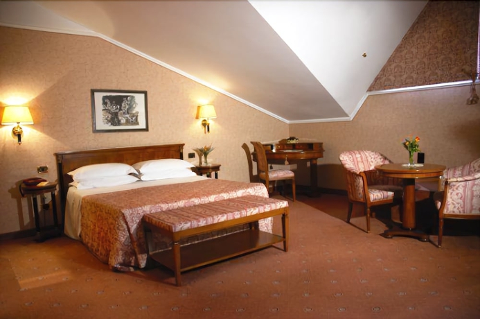 Imagen de la habitación del Hotel Serino. Foto 11