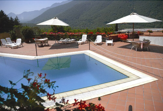 Imagen de la piscina del Hotel Serino. Foto 19