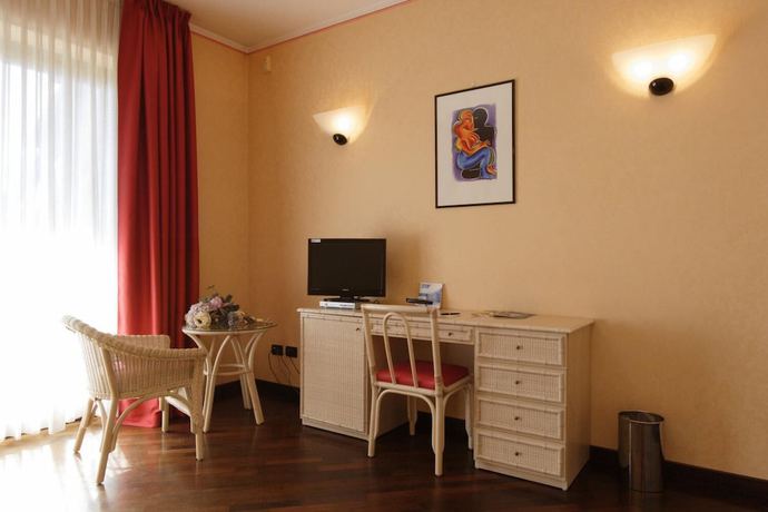 Imagen de la habitación del Hotel Serravalle Golf. Foto 8