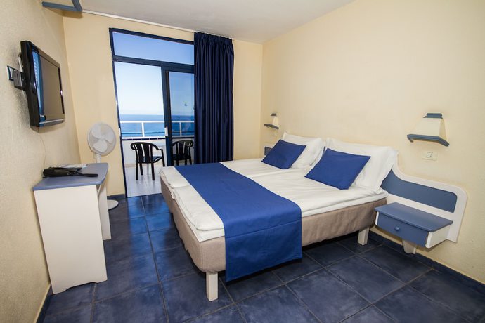 Imagen de la habitación del Hotel Servatur Puerto Azul. Foto 21