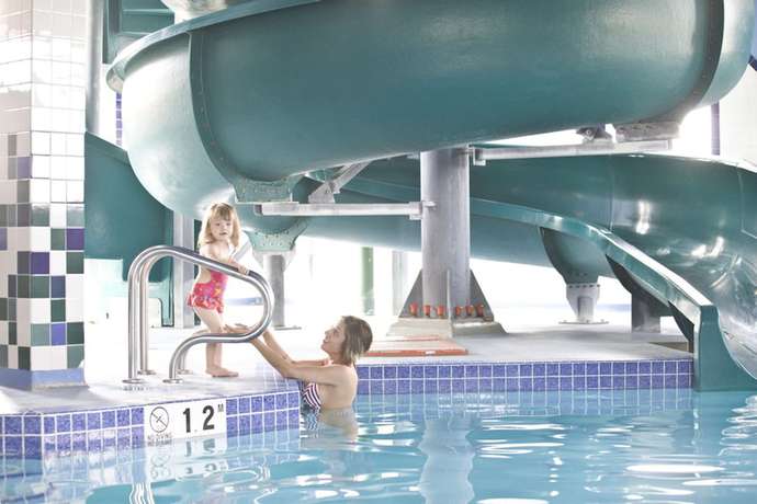 Imagen de la piscina del Hotel Service Plus Inn and Suites - Grande Prairie. Foto 20