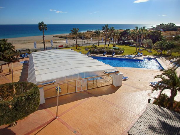 Imagen de la piscina del Hotel Servigroup Marina Playa. Foto 18