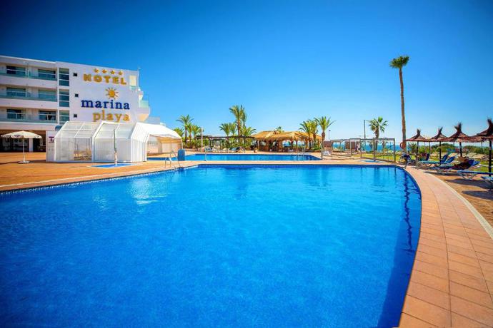 Imagen de la piscina del Hotel Servigroup Marina Playa. Foto 22