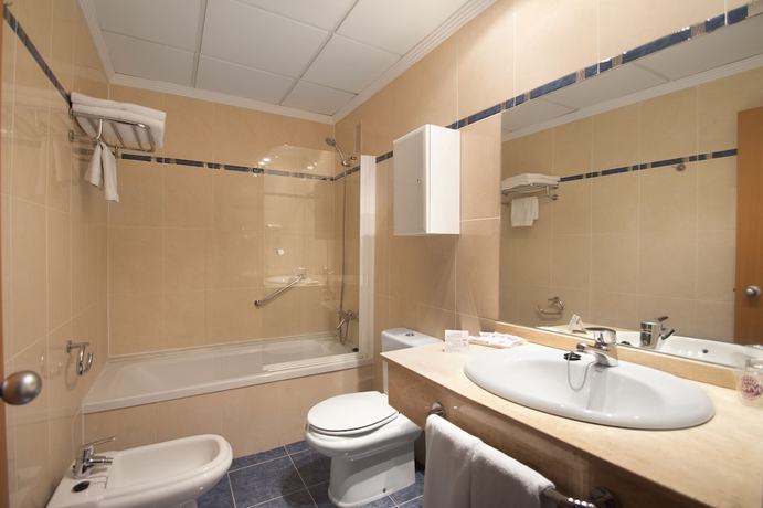 Imagen de la habitación del Hotel Servigroup Romana. Foto 10