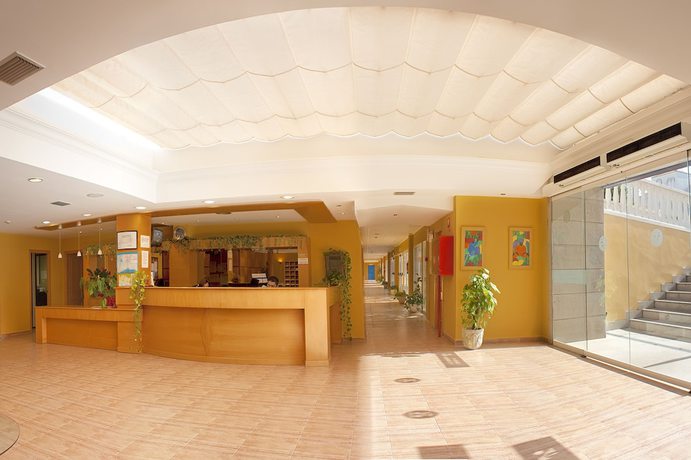 Imagen de los interiores del Hotel Servigroup Romana. Foto 13