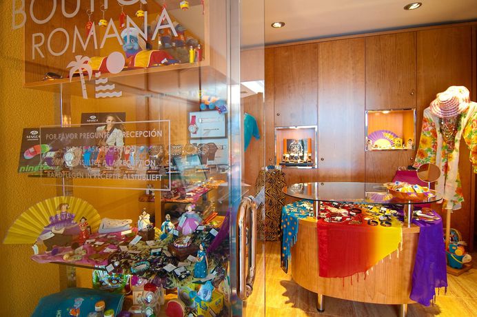 Imagen de los interiores del Hotel Servigroup Romana. Foto 17