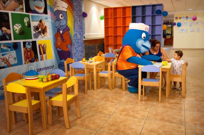 Imagen de los interiores del Hotel Servigroup Romana. Foto 18