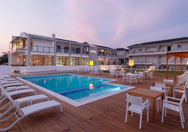 Imagen de la piscina del Hotel Sesa Boutique. Foto 16