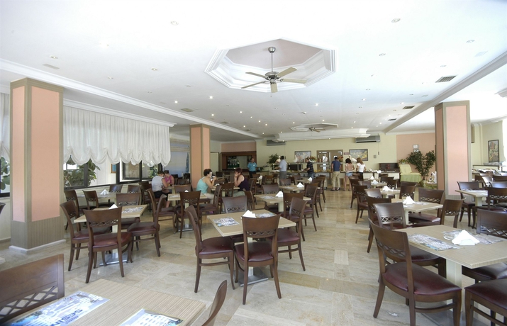 Imagen del bar/restaurante del Hotel Sesin. Foto 4