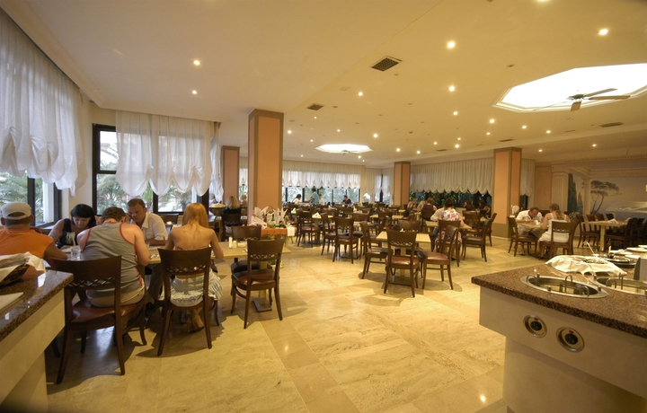 Imagen del bar/restaurante del Hotel Sesin. Foto 5