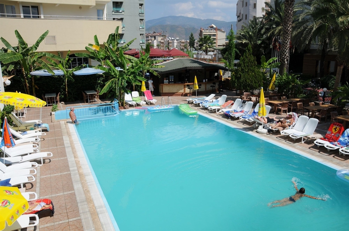 Imagen de la piscina del Hotel Sesin. Foto 15