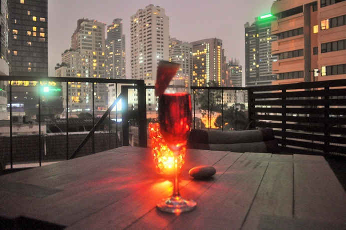 Imagen del bar/restaurante del Hotel Seven, Bangkok. Foto 2