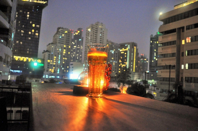 Imagen del bar/restaurante del Hotel Seven, Bangkok. Foto 3