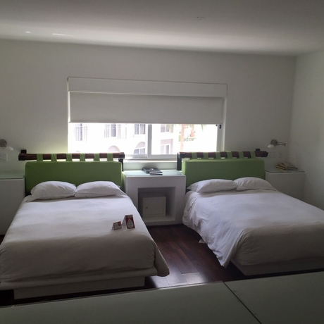 Imagen de los interiores del Hotel Seven Crown Express & Suites. Foto 11