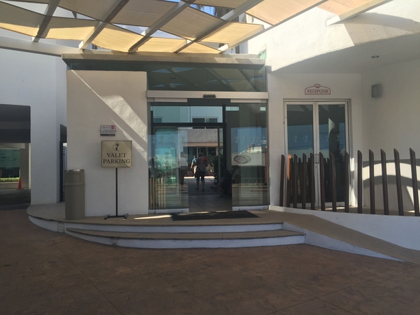 Imagen de los interiores del Hotel Seven Crown Express & Suites. Foto 14