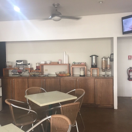Imagen del bar/restaurante del Hotel Seven Crown Express and Suites by Kavia. Foto 2