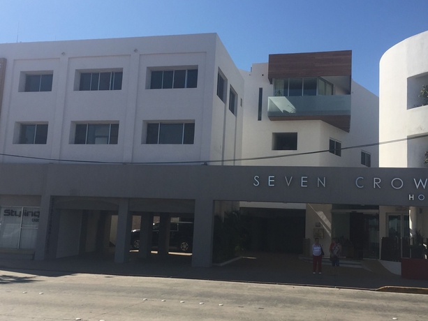 Imagen general del Hotel Seven Crown Express and Suites by Kavia. Foto 1