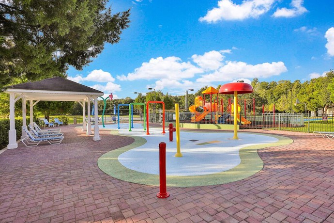 Imagen de los exteriores del Hotel Seven Dwarfs Vacations Resort. Foto 10