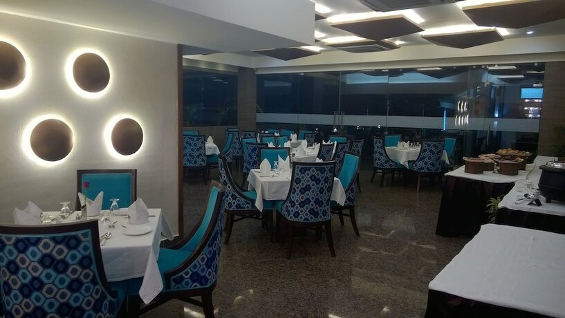 Imagen del bar/restaurante del Hotel Seven Hills Tower. Foto 10