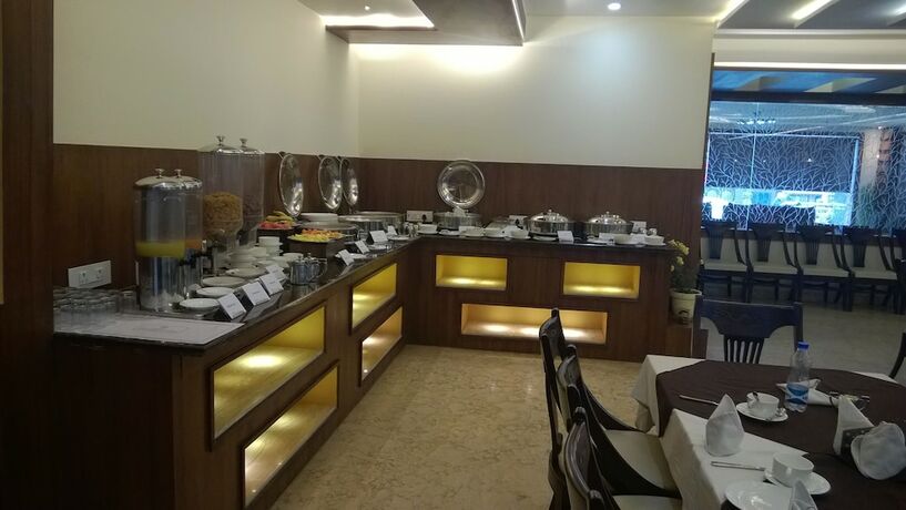 Imagen del bar/restaurante del Hotel Seven Hills Tower. Foto 11