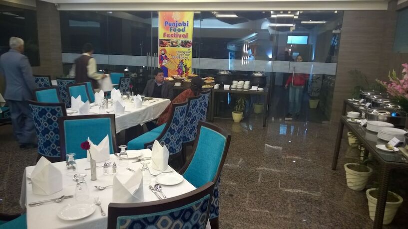Imagen del bar/restaurante del Hotel Seven Hills Tower. Foto 13