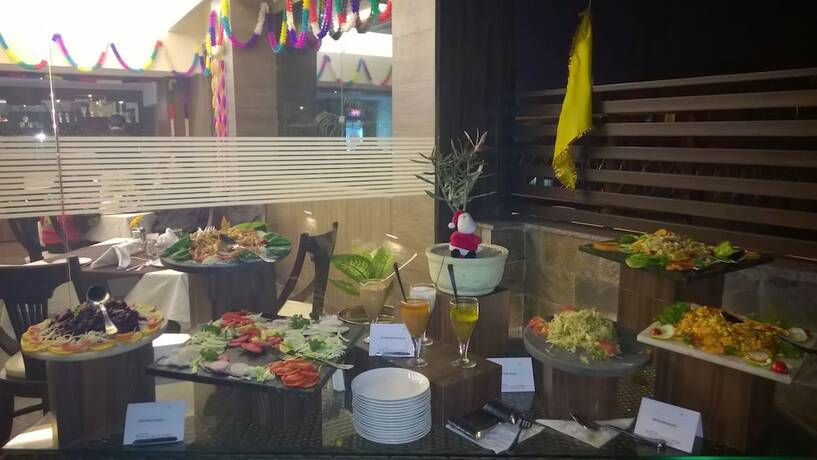 Imagen del bar/restaurante del Hotel Seven Hills Tower. Foto 14