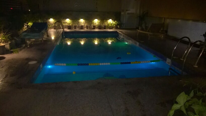 Imagen de la piscina del Hotel Seven Hills Tower. Foto 19