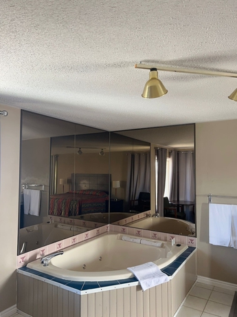 Imagen de la habitación del Hotel Seven Oakes Motel. Foto 9