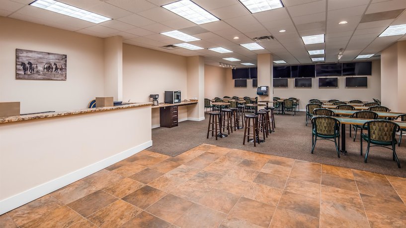 Imagen de los interiores del Hotel Seven Oaks Hotel Regina, SureStay Collection by Best Western. Foto 18