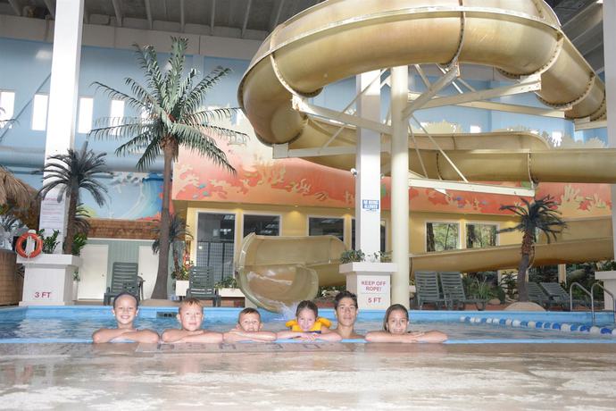 Imagen de la piscina del Hotel Seven Oaks Hotel Regina, SureStay Collection by Best Western. Foto 19