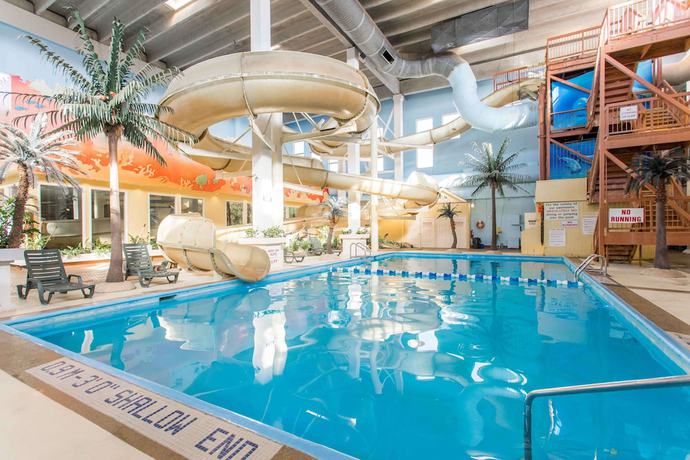 Imagen de la piscina del Hotel Seven Oaks Hotel Regina, SureStay Collection by Best Western. Foto 20