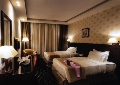 Imagen de la habitación del Hotel Seven Roses. Foto 10