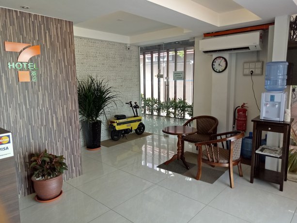 Imagen de los interiores del Hotel Seven, Simpang Ampat. Foto 19