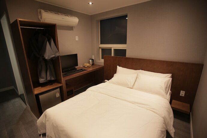 Imagen de la habitación del Hotel Seven Step. Foto 15