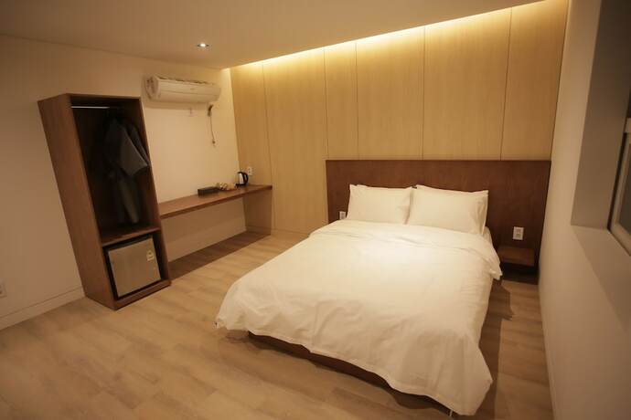 Imagen de la habitación del Hotel Seven Step. Foto 16