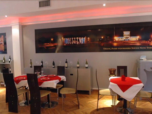 Imagen del bar/restaurante del Hotel Seven, Tirana. Foto 3