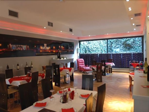 Imagen del bar/restaurante del Hotel Seven, Tirana. Foto 4