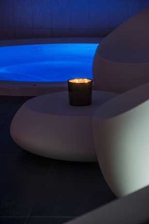 Imagen de la piscina del Hotel Seven Urban Suites Nantes Centre. Foto 19