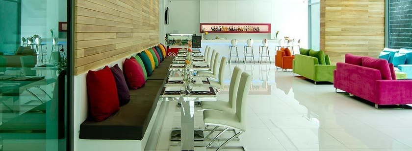 Imagen del bar/restaurante del Hotel Seven Zea Chic. Foto 2