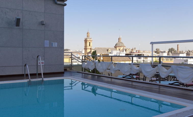 Imagen de la piscina del Hotel Sevilla Center. Foto 15