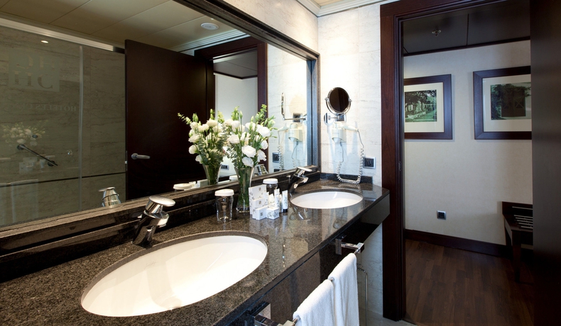 Imagen de la habitación del Hotel Sevilla Center. Foto 6