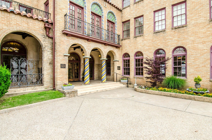 Imagen de los exteriores del Hotel Seville. Foto 12