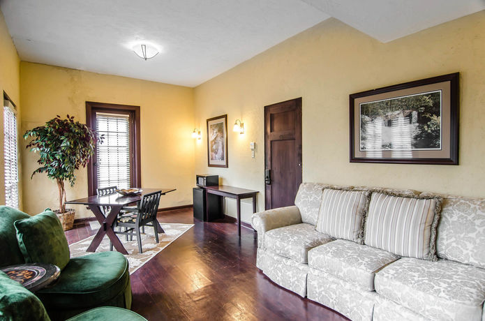 Imagen de la habitación del Hotel Seville. Foto 8