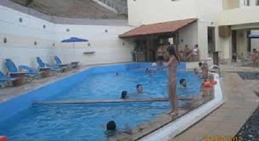 Imagen de la piscina del Hotel Sfinias. Foto 19